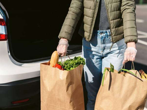 「僕が手伝うよ！」　買った食料品を運んでいるのは？　「なんていい子」