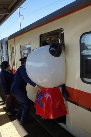 駅員の行動に「声上げて笑った」「コントかよ！」　電車に押し込んでいるのは？