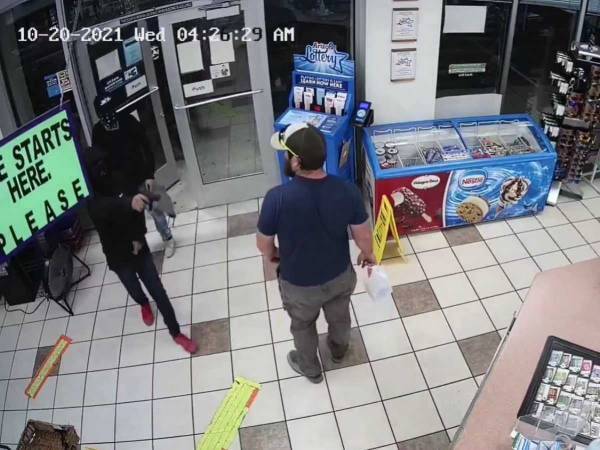 コンビニに銃を持った強盗が侵入！　その５秒後？　「かっこよすぎる」