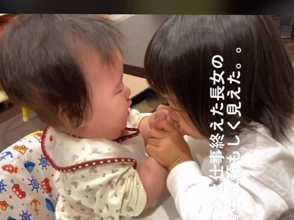 離乳食を食べようとしなかった乳児　３歳上の姉が食べさせてみると「救世主すぎる！」