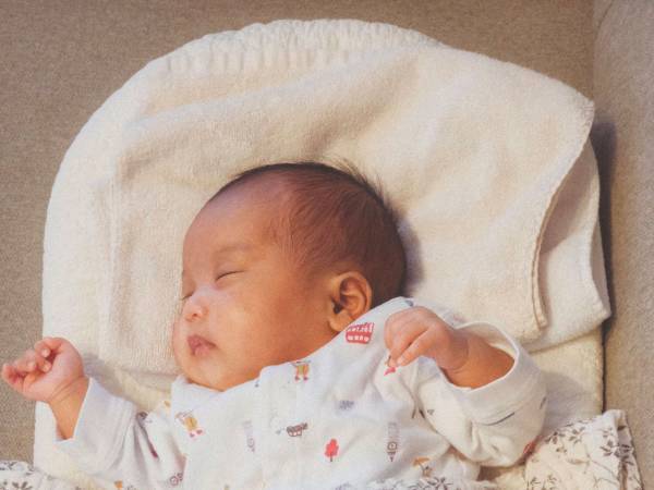 赤ちゃんの足元で、猫が寝ていて…　その光景に「タッグ組んでるみたい」