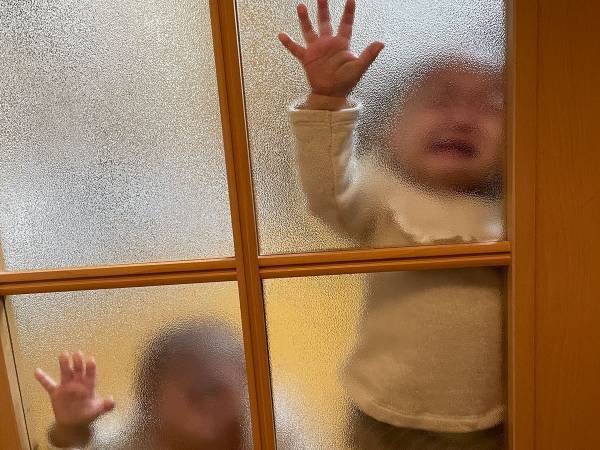 掃除をしようとした母が、振り向くと？　０歳双子の行動に「ごめん笑った」「あるあるー！」