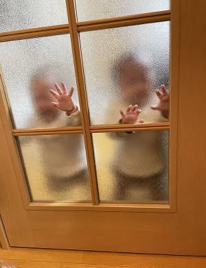 掃除をしようとした母が、振り向くと？　０歳双子の行動に「ごめん笑った」「あるあるー！」