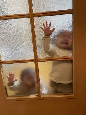 掃除をしようとした母が、振り向くと？　０歳双子の行動に「ごめん笑った」「あるあるー！」