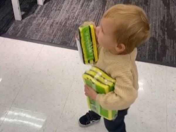 耳が聞こえない父親と買い物中に、立ち止まった女の子　理由に父親は大感激