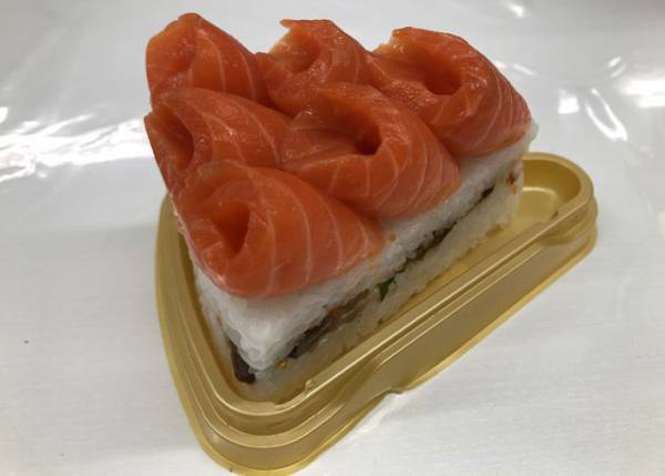 百貨店で売られていたケーキ　その姿に「作った人器用だな」「景気いいな」