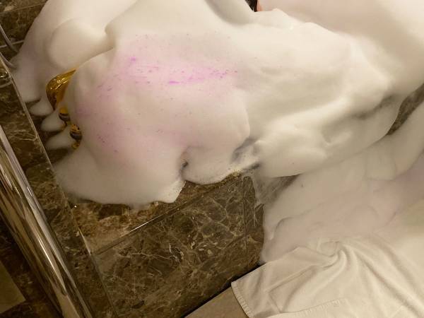 ホテルで入浴剤を使った結果…？　あまりにも強すぎる光景に「どうして」