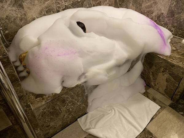 ホテルで入浴剤を使った結果…？　あまりにも強すぎる光景に「どうして」