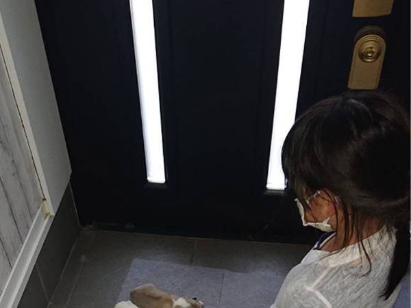 一体何を！？　玄関に座る娘の様子に「厳かに執り行われている…」