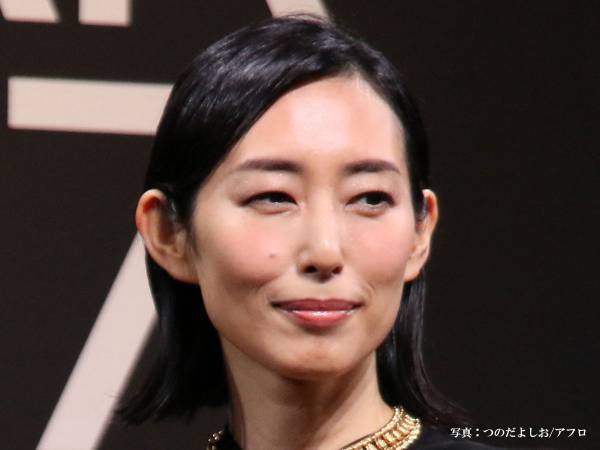 さすがの役者魂！　阿佐ヶ谷姉妹の衣装に身を包んだ木村多江が…