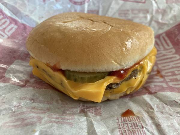 マクドナルドの『ダブチ』と『濃厚白ダブチ』って何が違う？見た目と味を実食レポート