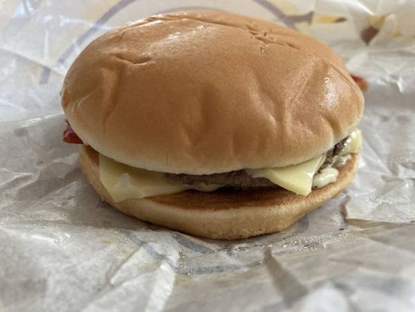 マクドナルドの『ダブチ』と『濃厚白ダブチ』って何が違う？見た目と味を実食レポート