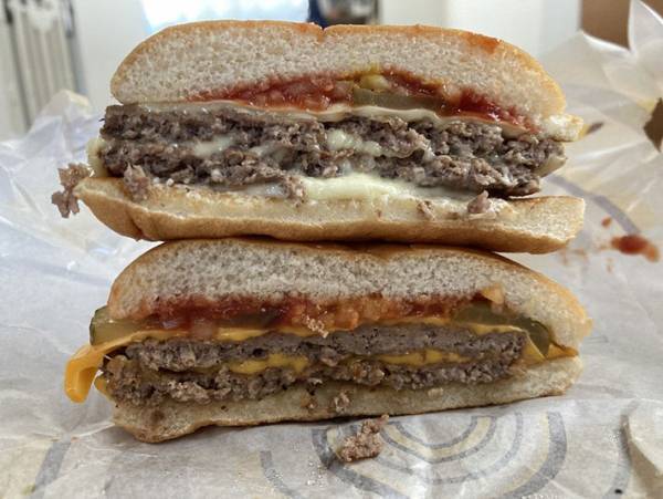 マクドナルドの『ダブチ』と『濃厚白ダブチ』って何が違う？見た目と味を実食レポート