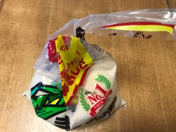 輪ゴムやクリップなしでも大丈夫！砂糖を袋ごと保存する便利な方法