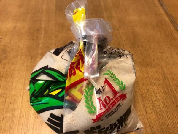 輪ゴムやクリップなしでも大丈夫！砂糖を袋ごと保存する便利な方法