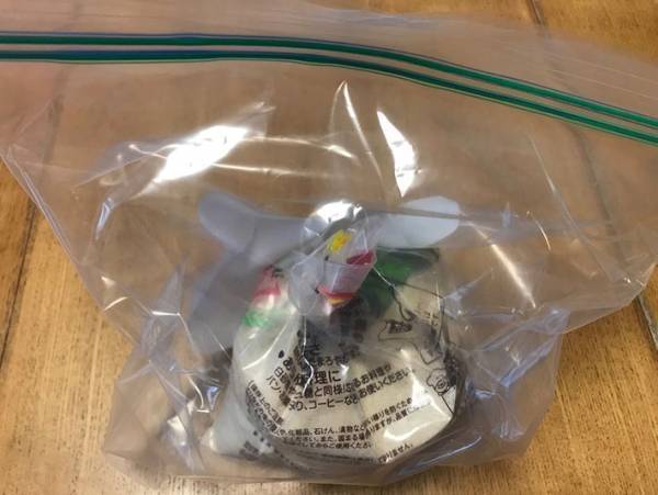 輪ゴムやクリップなしでも大丈夫！砂糖を袋ごと保存する便利な方法