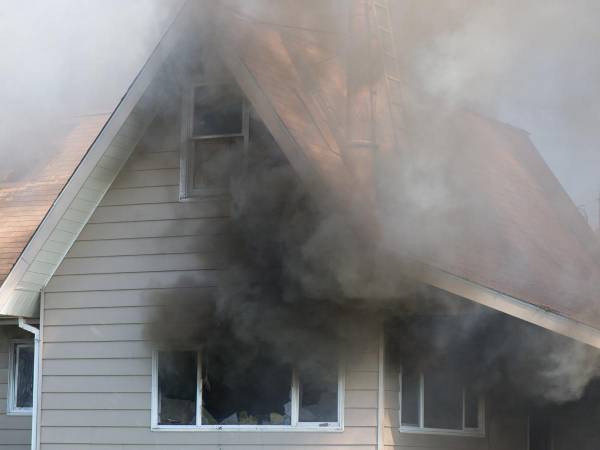 見知らぬ人の家が燃えている！　通りかかった男性がとった驚きの行動とは？