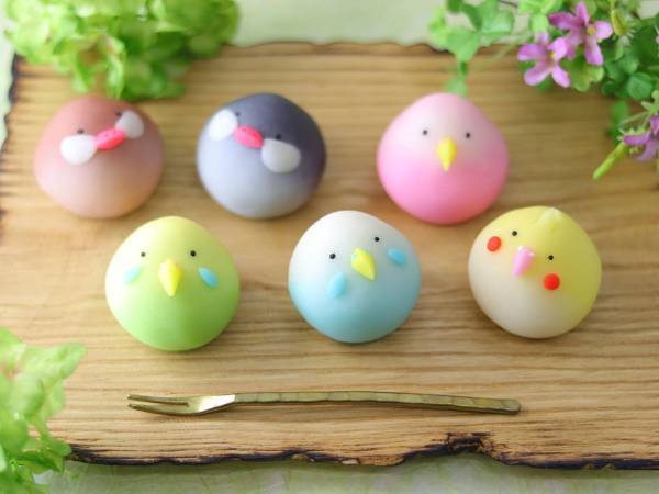 本当に食べられるの！？　和菓子のインコの完成度が高すぎる