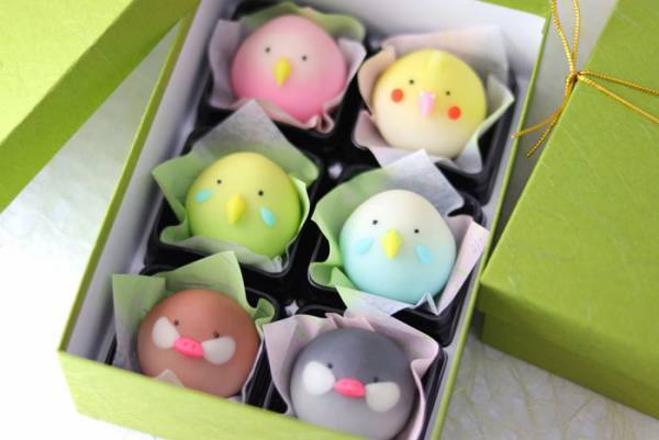 本当に食べられるの！？　和菓子のインコの完成度が高すぎる