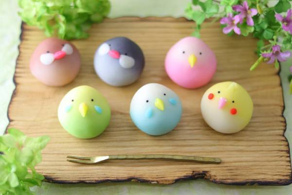 本当に食べられるの！？　和菓子のインコの完成度が高すぎる