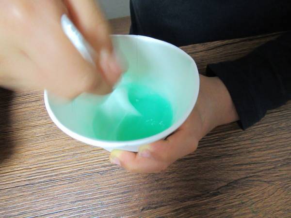 材料は水とお湯だけ！１００均セリア『レッツスライム！』の作り方