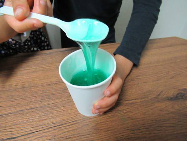 材料は水とお湯だけ！１００均セリア『レッツスライム！』の作り方