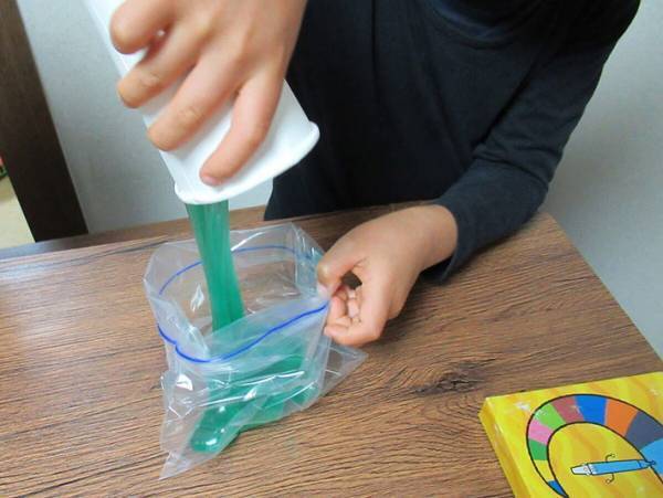 材料は水とお湯だけ！１００均セリア『レッツスライム！』の作り方