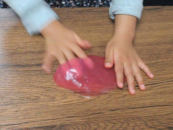 材料は水とお湯だけ！１００均セリア『レッツスライム！』の作り方