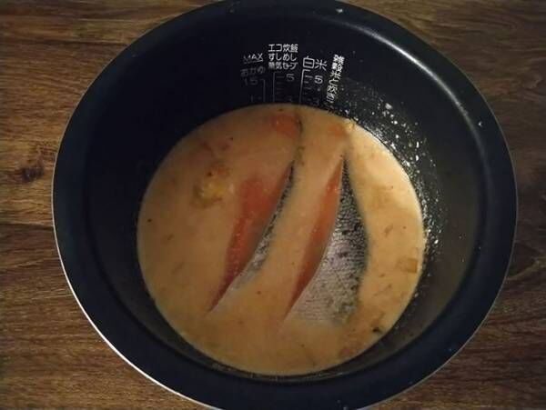 炊飯器で鮭ピラフがうまい！ 米をパラパラに仕上げる秘訣は、おなじみの『アレ』！