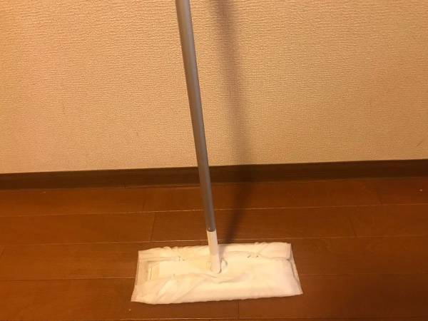 フローリングワイパーにあるものを挟むと劇的にホコリが取れる！
