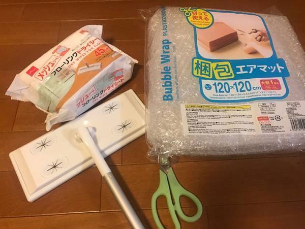 フローリングワイパーにあるものを挟むと劇的にホコリが取れる！