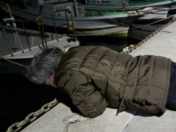 海をのぞき込む父親　その股部分に収まっていたものは…？