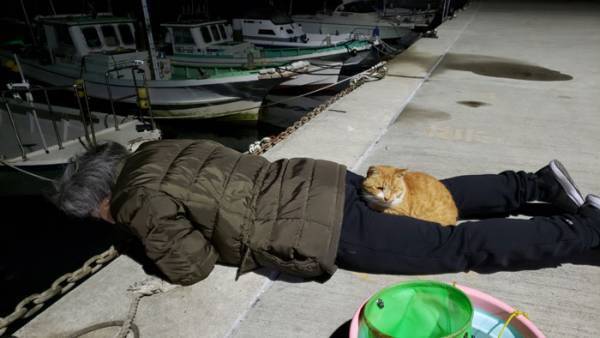 海をのぞき込む父親　その股部分に収まっていたものは…？