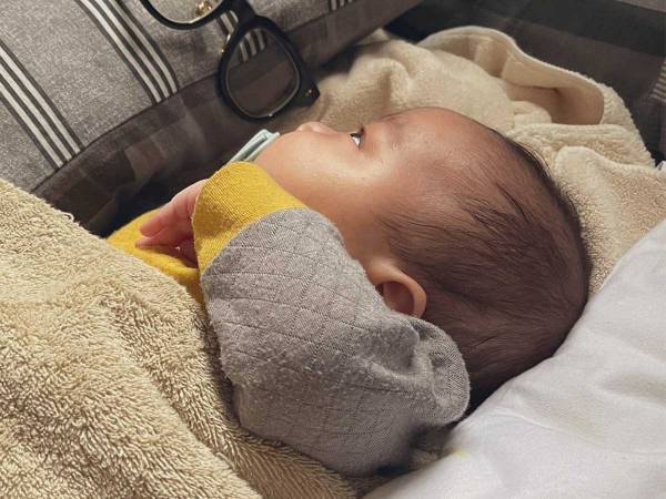 寝かしつけに苦戦した『母親の思いつき』に爆笑！　「絵面がシュール」「延々と笑ってる」