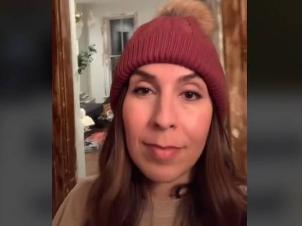 この帽子は緑色？茶色？　次々と色が変わる不思議な帽子にネットが騒然