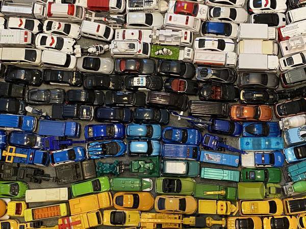 ３６０台ほどのトミカを並べた息子　その光景に「芸術感覚がすごい」