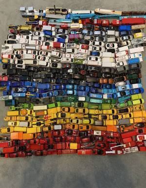 ３６０台ほどのトミカを並べた息子　その光景に「芸術感覚がすごい」