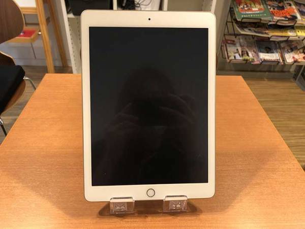 ダイソーのタブレットスタンド３選！　折りたたみ式など、１００円の商品をご紹介