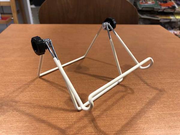 ダイソーのタブレットスタンド３選！　折りたたみ式など、１００円の商品をご紹介