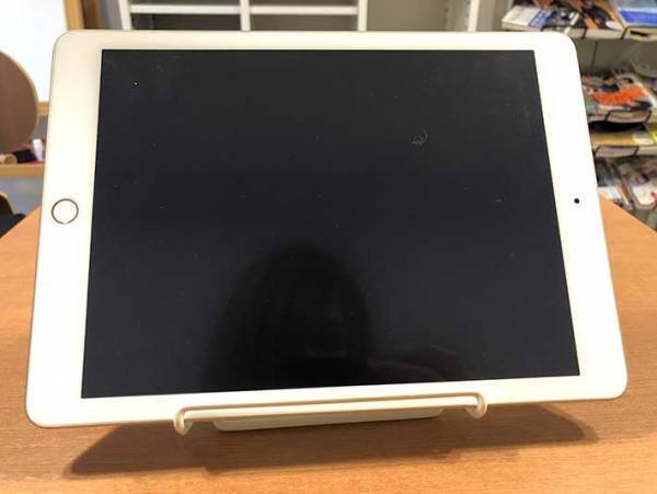 ダイソーのタブレットスタンド３選！　折りたたみ式など、１００円の商品をご紹介