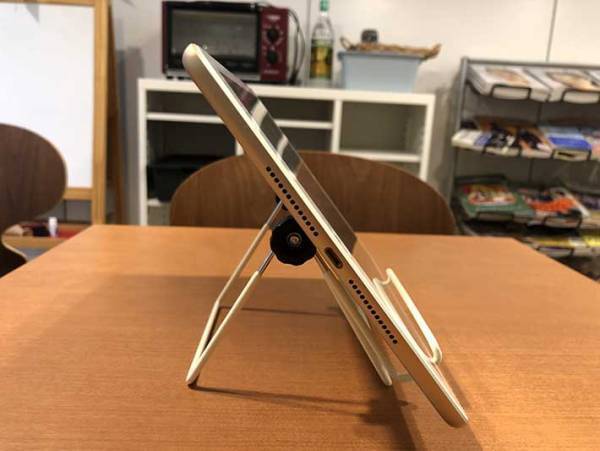 ダイソーのタブレットスタンド３選！　折りたたみ式など、１００円の商品をご紹介