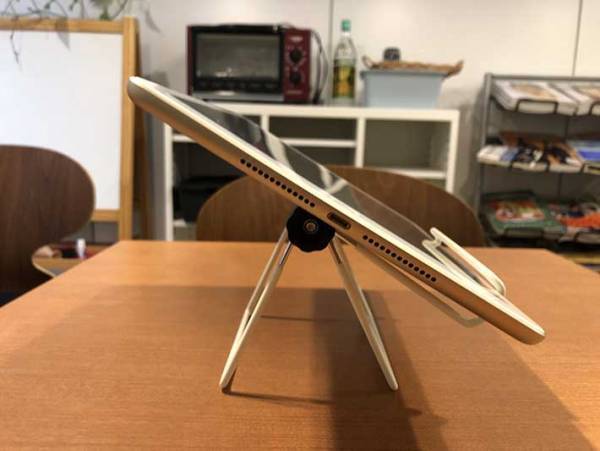 ダイソーのタブレットスタンド３選！　折りたたみ式など、１００円の商品をご紹介
