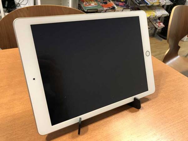 ダイソーのタブレットスタンド３選！　折りたたみ式など、１００円の商品をご紹介