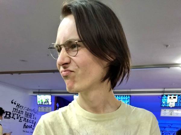 Tシャツのクセが強い…！　変異株拡大で入国できなくなった外国人の姿に「全部持っていかれた」