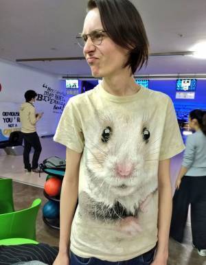 Tシャツのクセが強い…！　変異株拡大で入国できなくなった外国人の姿に「全部持っていかれた」