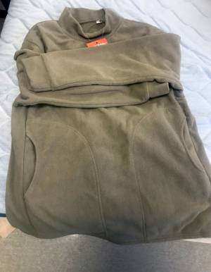 １２８０円のワークマン『防風フリース』　着てみると「首が…」