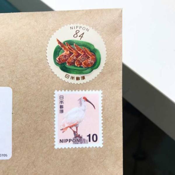 「これはずるい」「電車で笑った」日本を象徴する鳥の上に並ぶのは…