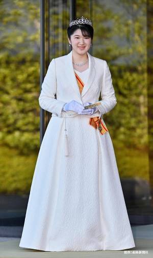 女性皇族の正装で、お姿を見せた愛子さま　凛としたたたずまいに「お美しい」「素敵！」