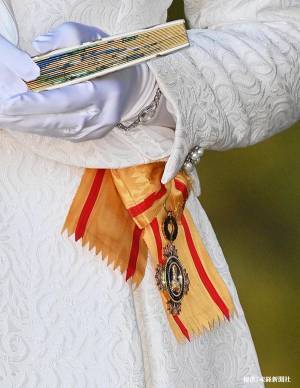 女性皇族の正装で、お姿を見せた愛子さま　凛としたたたずまいに「お美しい」「素敵！」