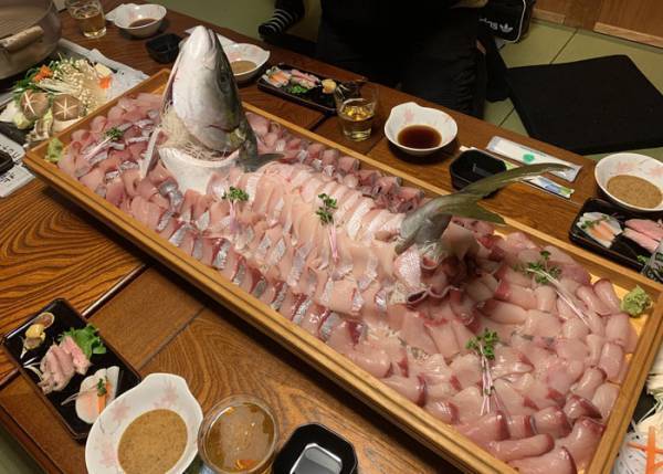 定食店で目にした刺身メニュー　その量に「何人前よ…」「刺身の海に溺れそう」